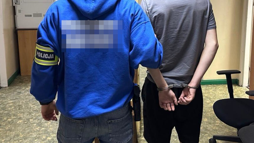 Policjant i zatrzymany mężczyzna podczas działań przeciw nielegalnemu hazardowi na Ochocie