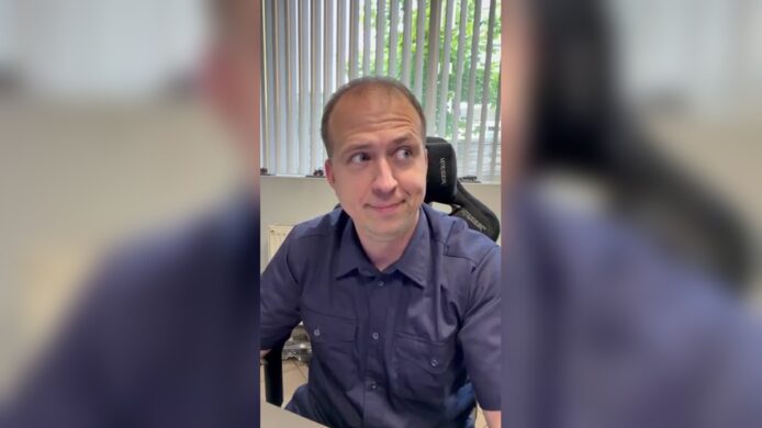 Profesor Chris w nagraniu dotyczącym sprawy zajęcia środków