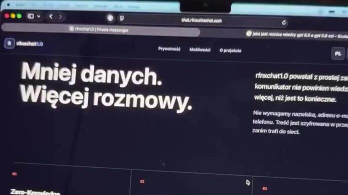 Ekran promocyjny komunikatora rfnxchat1.0 z hasłem o ograniczaniu zbieranych danych