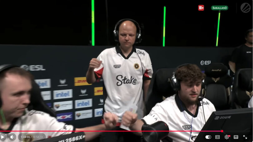 ESL Pro League Katowice: logo Stake na&nbsp;białej odzieży.