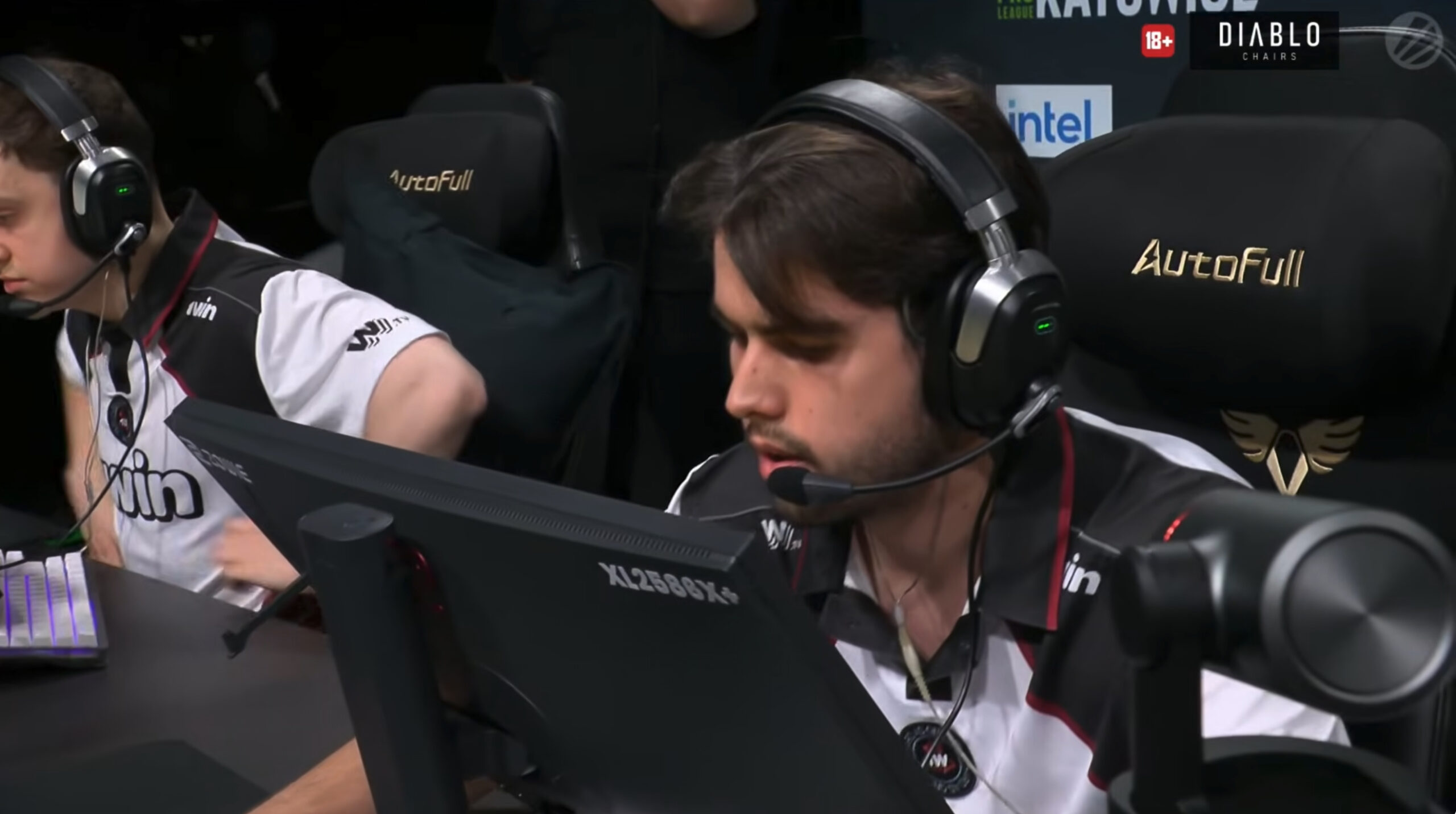 ESL Pro League Katowice: oznaczenie 1win na&nbsp;odzieży uczestnika