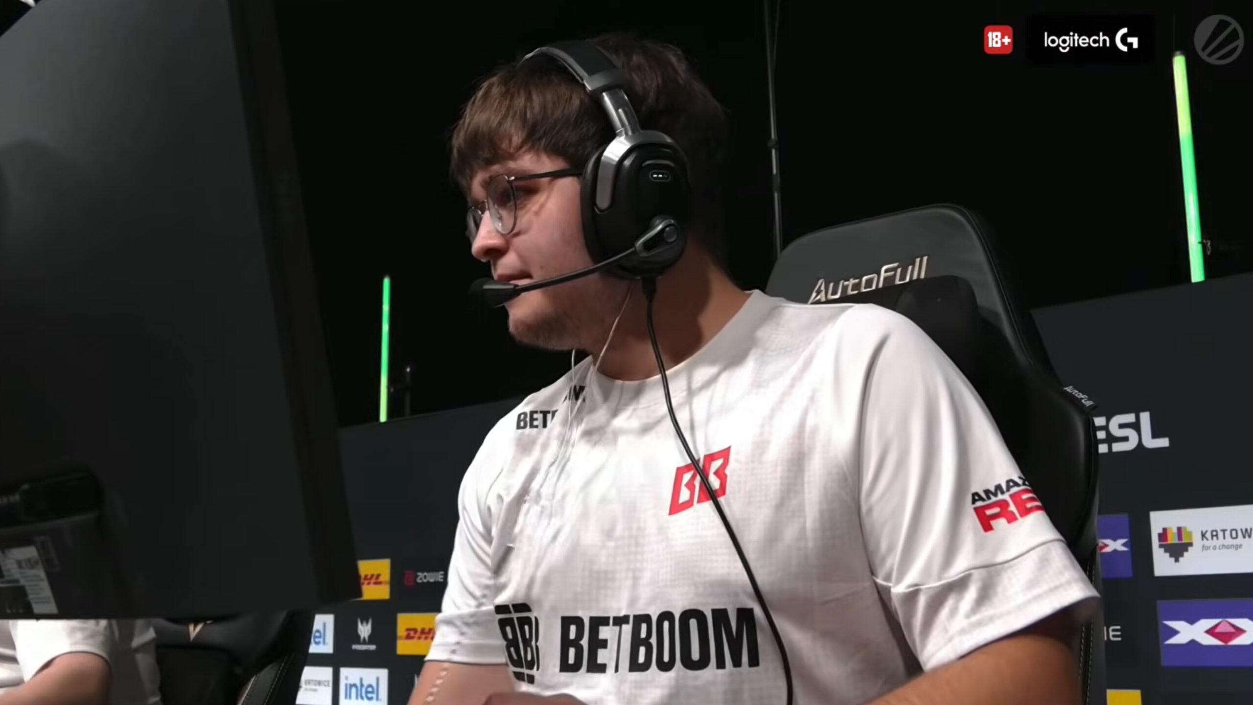 ESL Pro League Katowice: logo BETBOOM na&nbsp;białej odzieży